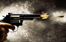 संदिग्ध लुटेरों ने एक व्यक्ति को गोली मारी संदिग्ध लुटेरों ने एक व्यक्ति को गोली मारी