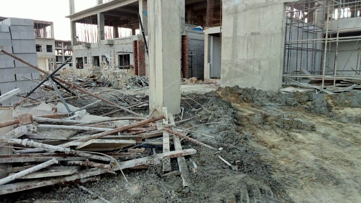 छत ढलाई के दौरान शटरिंग गिरने से एक मजदूर की मौत, चार अन्य घायल.. मुख्यमंत्री ने जांच के लिए समिति गठित करने के दिए निर्देश छत ढलाई के दौरान शटरिंग गिरने से एक मजदूर की मौत, चार अन्य घायल.. मुख्यमंत्री ने जांच के लिए समिति गठित करने के दिए निर्देश