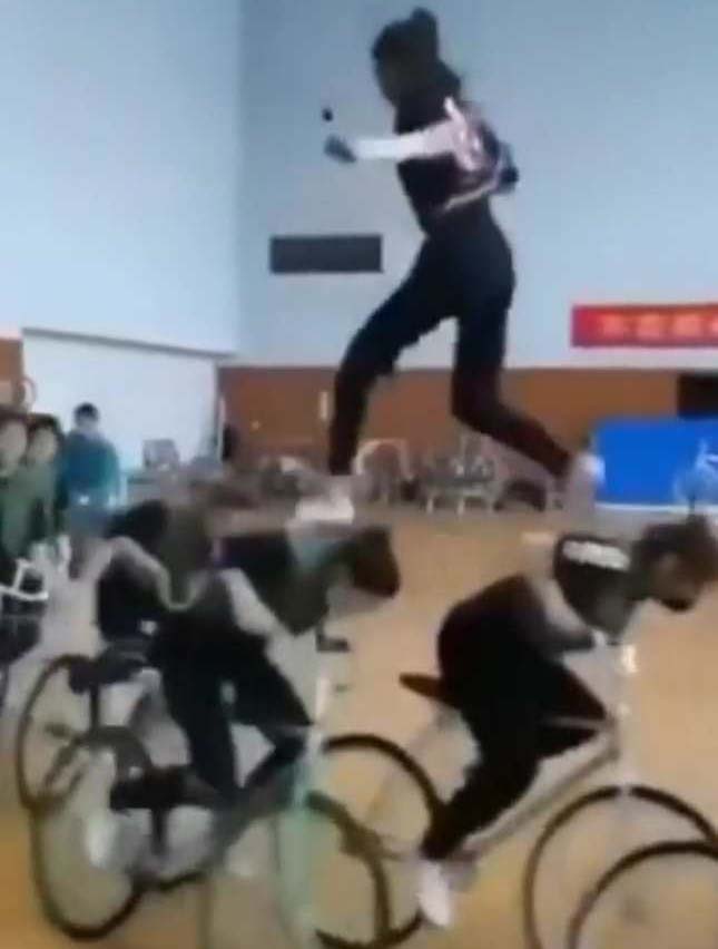 सोशल मीडिया पर खतरनाक स्टंट... सोशल मीडिया पर खतरनाक स्टंट...