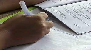 परीक्षा हॉल से प्रश्न पत्र की तस्वीर लेकर मोबाइल पर भेजा, मामला दर्ज परीक्षा हॉल से प्रश्न पत्र की तस्वीर लेकर मोबाइल पर भेजा, मामला दर्ज