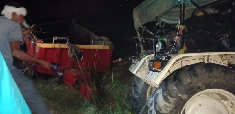 ट्रैक्टर-ट्राली तालाब में गिरी, 27 की मौत, कई अन्य लोग घायल ट्रैक्टर-ट्राली तालाब में गिरी, 27 की मौत, कई अन्य लोग घायल