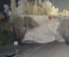 पुराने पुल को विस्फोट के जरिए गिराया गया पुराने पुल को विस्फोट के जरिए गिराया गया