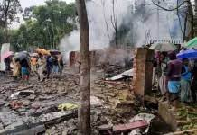 ट्रक एक ढाबे पर पलट गया, दो व्यक्तियों की जान गयी ट्रक एक ढाबे पर पलट गया, दो व्यक्तियों की जान गयी