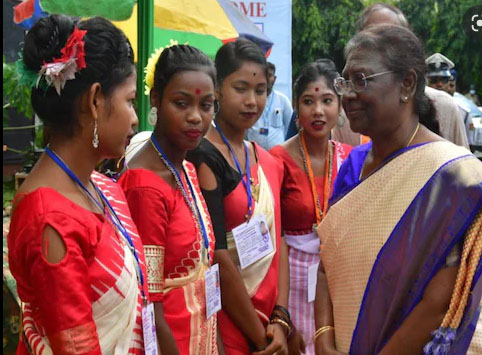 राष्ट्रपति ने त्रिपुरा में चाय बागान श्रमिकों से पूछा : क्या आप मुख्यमंत्री को पहचान सकते हैं राष्ट्रपति ने त्रिपुरा में चाय बागान श्रमिकों से पूछा : क्या आप मुख्यमंत्री को पहचान सकते हैं