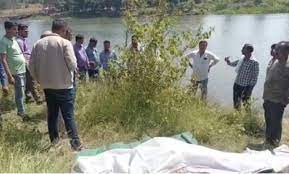 नदी में मिला व्यापारी का शव, पुल पर खड़ी थी बाइक नदी में मिला व्यापारी का शव, पुल पर खड़ी थी बाइक