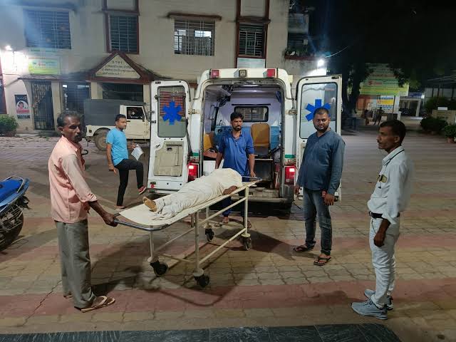 सेल्फी लेने के चक्कर मे युवक की मालगाड़ी की चपेट में आकर मौत, दो घायल सेल्फी लेने के चक्कर मे युवक की मालगाड़ी की चपेट में आकर मौत, दो घायल