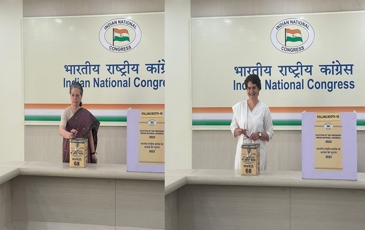 कांग्रेस के अध्यक्ष पद के चुनाव में आज पार्टी के सभी नेताओं और सदस्यों ने मतदान किया कांग्रेस के अध्यक्ष पद के चुनाव में आज पार्टी के सभी नेताओं और सदस्यों ने मतदान किया