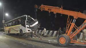 छठ पर घर जा रहे थे मजदूर, ट्रक से टकराई बस...2 की मौत... छठ पर घर जा रहे थे मजदूर, ट्रक से टकराई बस...2 की मौत...