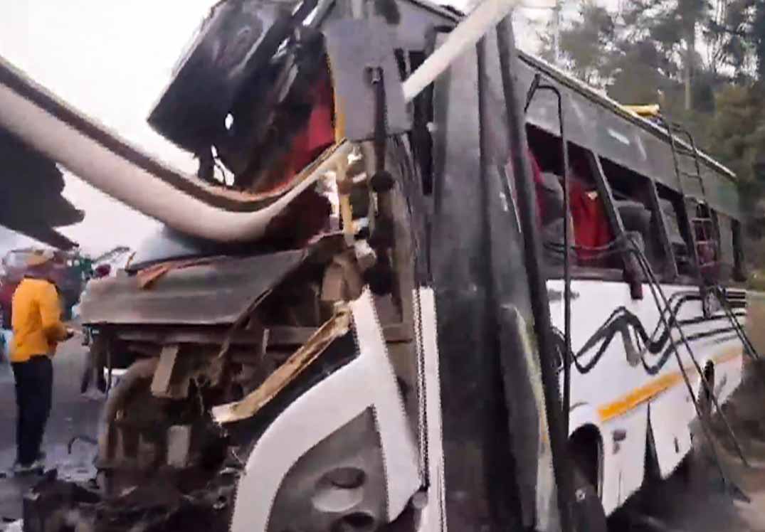 बस-ट्रक की टक्कर में 12 लोगों की मौत, 30 घायल बस-ट्रक की टक्कर में 12 लोगों की मौत, 30 घायल