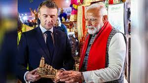 प्रधानमंत्री मोदी ने फ्रांस के राष्ट्रपति को उपहार में अयोध्या के राम मंदिर की प्रतिकृति दी प्रधानमंत्री मोदी ने फ्रांस के राष्ट्रपति को उपहार में अयोध्या के राम मंदिर की प्रतिकृति दी