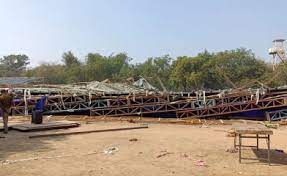 नेहरू स्टेडियम में पंडाल गिरा, 11 लोगों को बाहर निकाला गया नेहरू स्टेडियम में पंडाल गिरा, 11 लोगों को बाहर निकाला गया