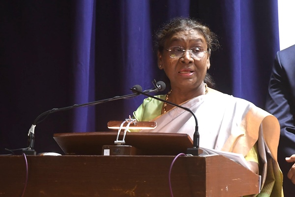 कारगिल विजय दिवस पर राष्ट्रपति द्रौपदी मुर्मू ने सशस्त्र बलों को दी श्रद्धांजलि , व्यक्त किया आभार कारगिल विजय दिवस पर राष्ट्रपति द्रौपदी मुर्मू ने सशस्त्र बलों को दी श्रद्धांजलि , व्यक्त किया आभार