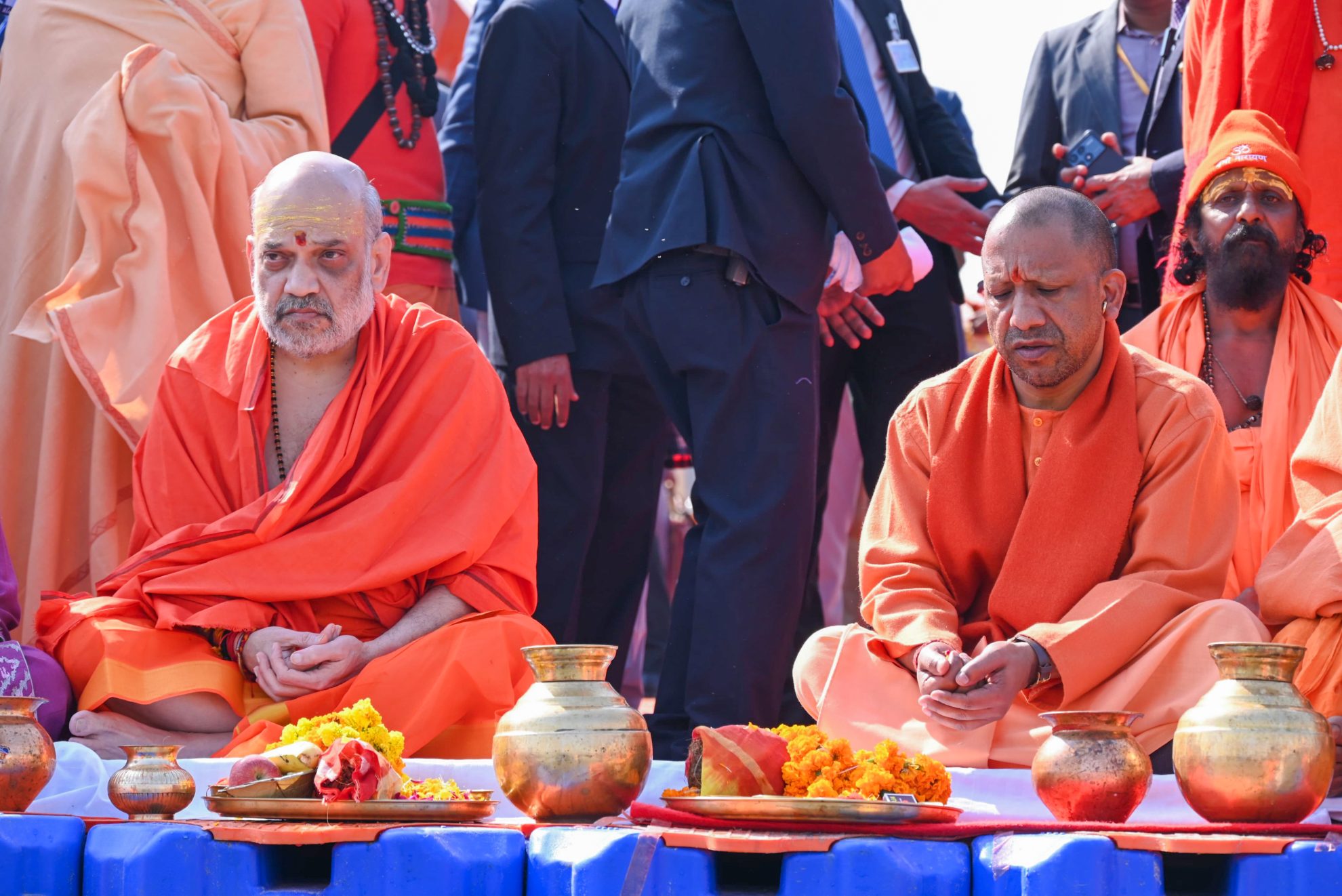 गृह मंत्री अमित शाह ने संगम में लगाई आस्था की डुबकी, सीएम योगी भी रहे मौजूद गृह मंत्री अमित शाह ने संगम में लगाई आस्था की डुबकी, सीएम योगी भी रहे मौजूद