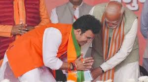 चुनावी मंच पर प्रधानमंत्री मोदी ने तीन बार छुए भाजपा उम्मीदवार के पैर चुनावी मंच पर प्रधानमंत्री मोदी ने तीन बार छुए भाजपा उम्मीदवार के पैर