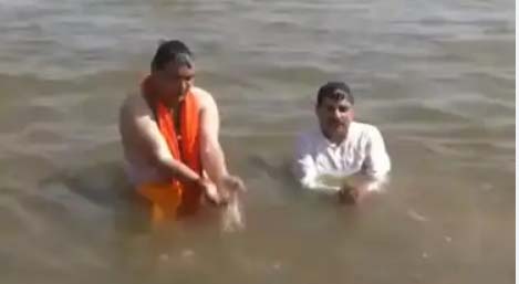 राजस्थान और मध्य प्रदेश के मुख्यमंत्रियों ने लगाई संगम में डुबकी राजस्थान और मध्य प्रदेश के मुख्यमंत्रियों ने लगाई संगम में डुबकी