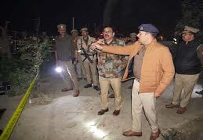 कोचिंग संचालक और उनकी पत्नी की हत्या, घर के बाहर पड़े मिले शव कोचिंग संचालक और उनकी पत्नी की हत्या, घर के बाहर पड़े मिले शव