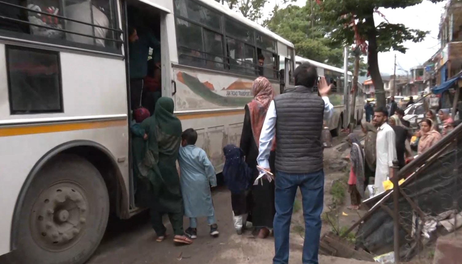 भारत-पाकिस्तान तनाव के बीच उरी के सीमावर्ती गांवों को कराया गया खाली, लोगों को भेजा जा रहा श्रीनगर भारत-पाकिस्तान तनाव के बीच उरी के सीमावर्ती गांवों को कराया गया खाली, लोगों को भेजा जा रहा श्रीनगर