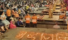 अहमदाबाद विमान दुर्घटना : दशाश्वमेध घाट पर 1,100 दीप जलाकर दी गई मृतकों को श्रद्धांजलि अहमदाबाद विमान दुर्घटना : दशाश्वमेध घाट पर 1,100 दीप जलाकर दी गई मृतकों को श्रद्धांजलि