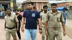 पुरी के जगन्नाथ मंदिर में गुप्त कैमरे के साथ पहुंचा व्यक्ति हिरासत में लिया गया पुरी के जगन्नाथ मंदिर में गुप्त कैमरे के साथ पहुंचा व्यक्ति हिरासत में लिया गया