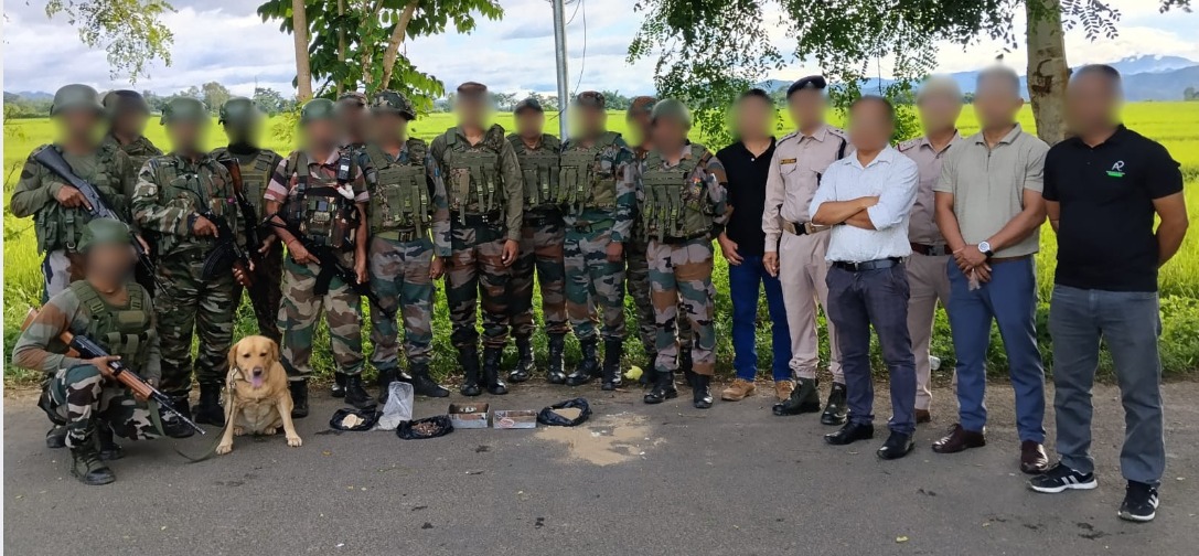 मणिपुर में बड़ी साजिश नाकाम, असम राइफल्स ने काकचिंग जिले में डिफ्यूज किया 8.467 किलो आईईडी मणिपुर में बड़ी साजिश नाकाम, असम राइफल्स ने काकचिंग जिले में डिफ्यूज किया 8.467 किलो आईईडी