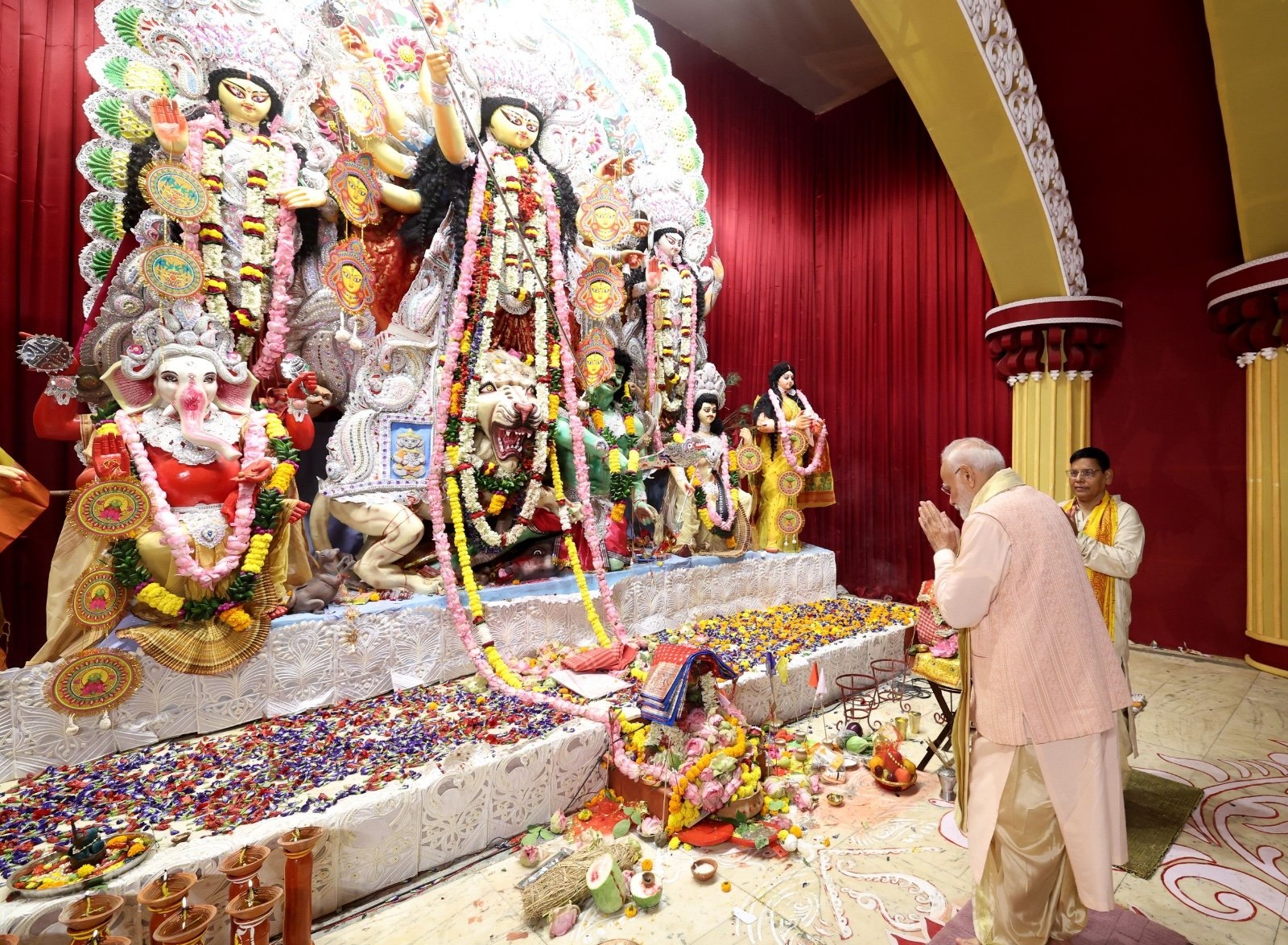 पीएम मोदी ने सीआर पार्क और काली बाड़ी मंदिर में की पूजा-अर्चना पीएम मोदी ने सीआर पार्क और काली बाड़ी मंदिर में की पूजा-अर्चना