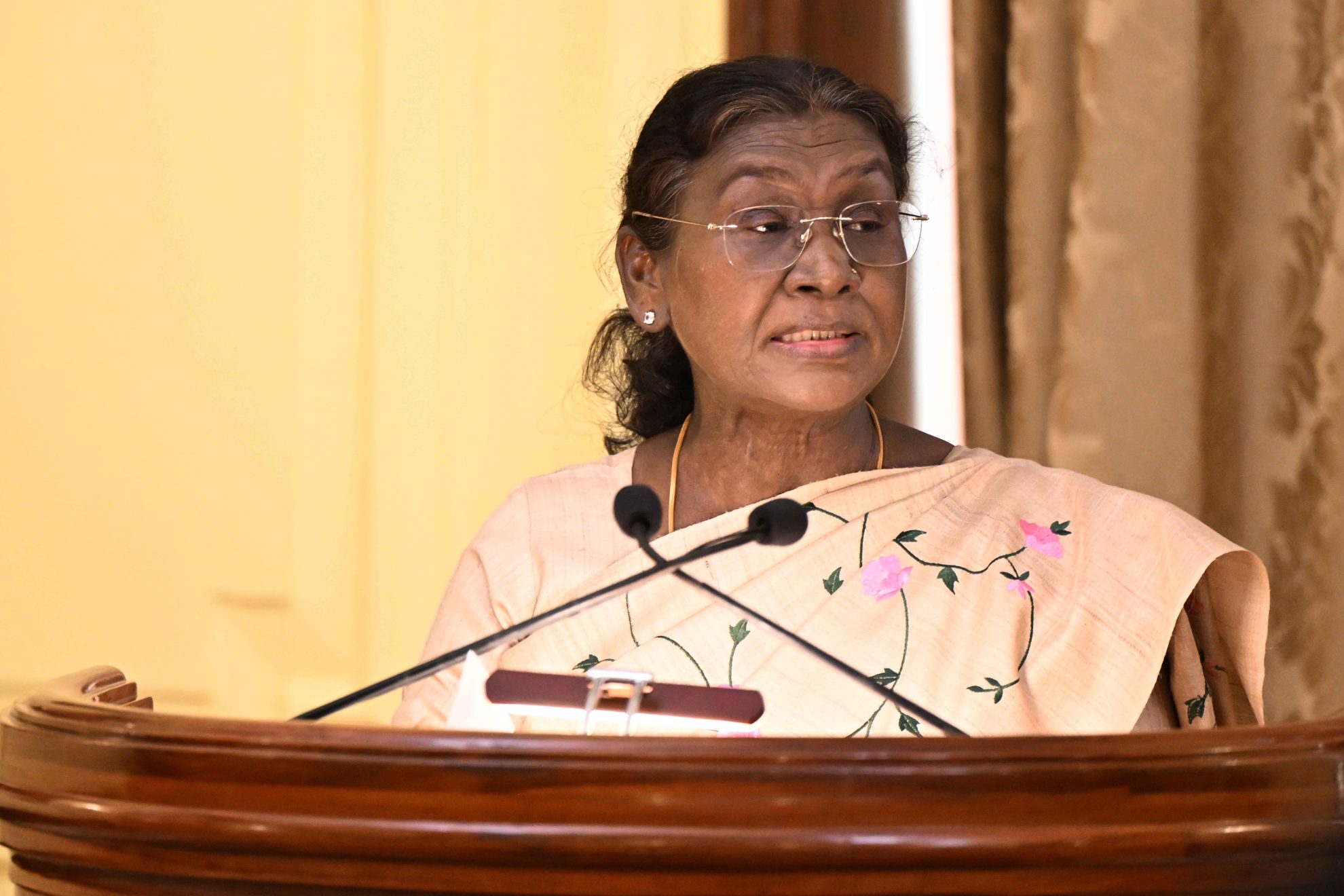 विजयादशमी की पूर्व संध्या पर राष्ट्रपति द्रौपदी मुर्मु ने देशवासियों को दीं शुभकामनाएं विजयादशमी की पूर्व संध्या पर राष्ट्रपति द्रौपदी मुर्मु ने देशवासियों को दीं शुभकामनाएं