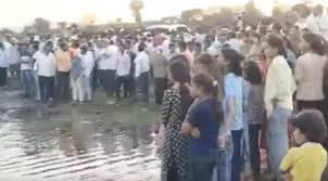 मूर्ति विसर्जन के दौरान तालाब में पलटी ट्रैक्टर ट्रॉली, 11 श्रद्धालुओं की मौत मूर्ति विसर्जन के दौरान तालाब में पलटी ट्रैक्टर ट्रॉली, 11 श्रद्धालुओं की मौत