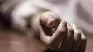 गोद में बेटे के दम तोड़ने के बाद दिल का दौरा पड़ने से व्यक्ति की मौत गोद में बेटे के दम तोड़ने के बाद दिल का दौरा पड़ने से व्यक्ति की मौत