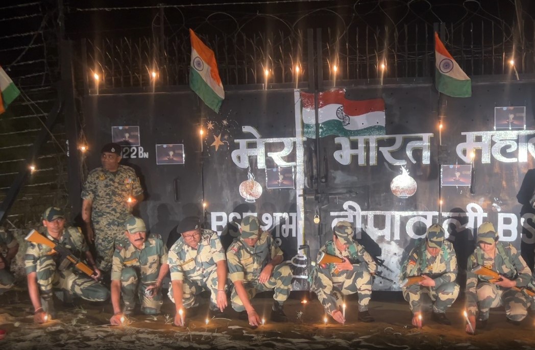भारत-पाक सीमा पर मनाई गई दीपावली, बीएसएफ ने दिया सुरक्षा का संदेश भारत-पाक सीमा पर मनाई गई दीपावली, बीएसएफ ने दिया सुरक्षा का संदेश