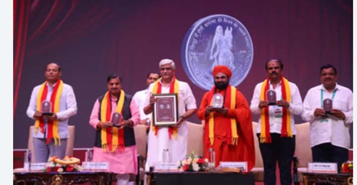 कित्तूर युद्ध में रानी चेन्नम्मा की विजय के 200 वर्ष पूरे होने पर 200 रुपये का सिक्का जारी किया गया कित्तूर युद्ध में रानी चेन्नम्मा की विजय के 200 वर्ष पूरे होने पर 200 रुपये का सिक्का जारी किया गया