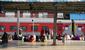 भारतीय रेलवे की अनोखी पहल, स्टेशनों पर गूंज रहे छठ गीत भारतीय रेलवे की अनोखी पहल, स्टेशनों पर गूंज रहे छठ गीत