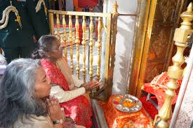 राष्ट्रपति मुर्मू ने नैना देवी, कैंची धाम में पूजा-अर्चना की राष्ट्रपति मुर्मू ने नैना देवी, कैंची धाम में पूजा-अर्चना की
