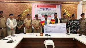 झारखंड के लातेहार में पांच लाख रुपये के इनामी नक्सली समेत दो नक्सलियों ने आत्मसमर्पण किया झारखंड के लातेहार में पांच लाख रुपये के इनामी नक्सली समेत दो नक्सलियों ने आत्मसमर्पण किया