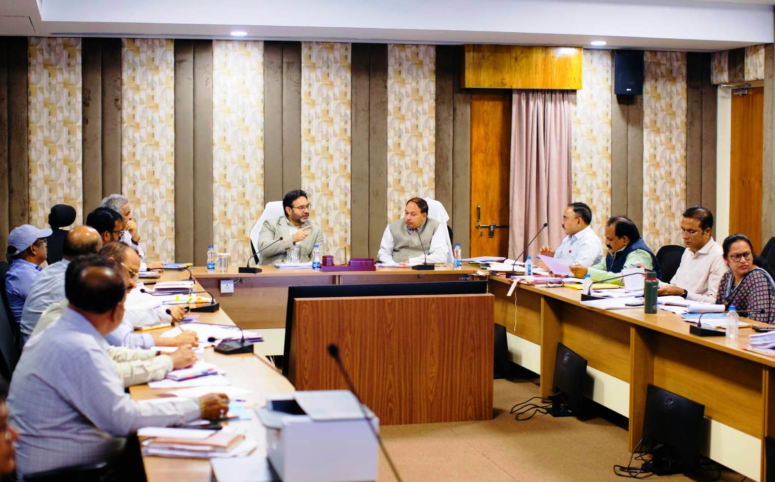 समय-सीमा में काम पूरा नहीं करने वाले ठेकेदारों पर लगेगी पेनाल्टी समय-सीमा में काम पूरा नहीं करने वाले ठेकेदारों पर लगेगी पेनाल्टी