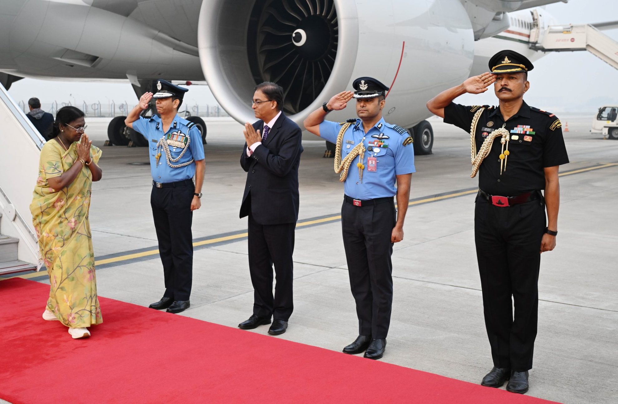 अंगोला और बोत्सवाना की अपनी राजकीय यात्रा पूरी करने के बाद दिल्ली लौटीं राष्ट्रपति मुर्मु अंगोला और बोत्सवाना की अपनी राजकीय यात्रा पूरी करने के बाद दिल्ली लौटीं राष्ट्रपति मुर्मु