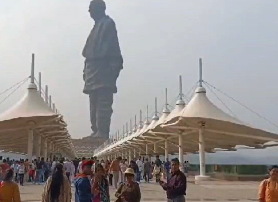 स्टैच्यू ऑफ यूनिटी ने ध्यान खींचा, साल के आखिरी दिन 60 हजार से ज्यादा पर्यटक पहुंचे स्टैच्यू ऑफ यूनिटी ने ध्यान खींचा, साल के आखिरी दिन 60 हजार से ज्यादा पर्यटक पहुंचे