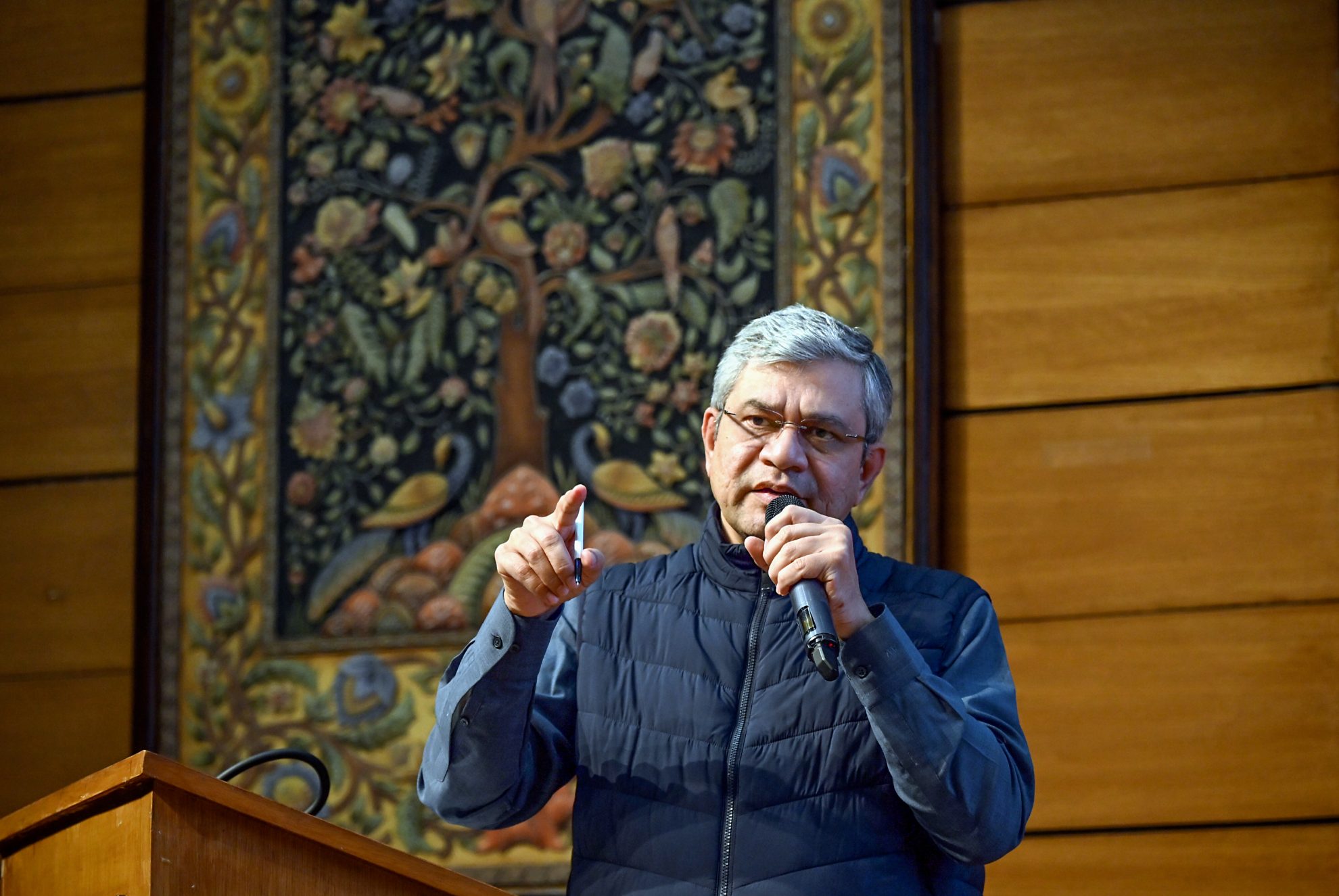 AI का फायदा उठाएं छोटे कारोबारी, उत्पादकता बढ़ाने में मिलेगी मदद: केंद्रीय मंत्री AI का फायदा उठाएं छोटे कारोबारी, उत्पादकता बढ़ाने में मिलेगी मदद: केंद्रीय मंत्री