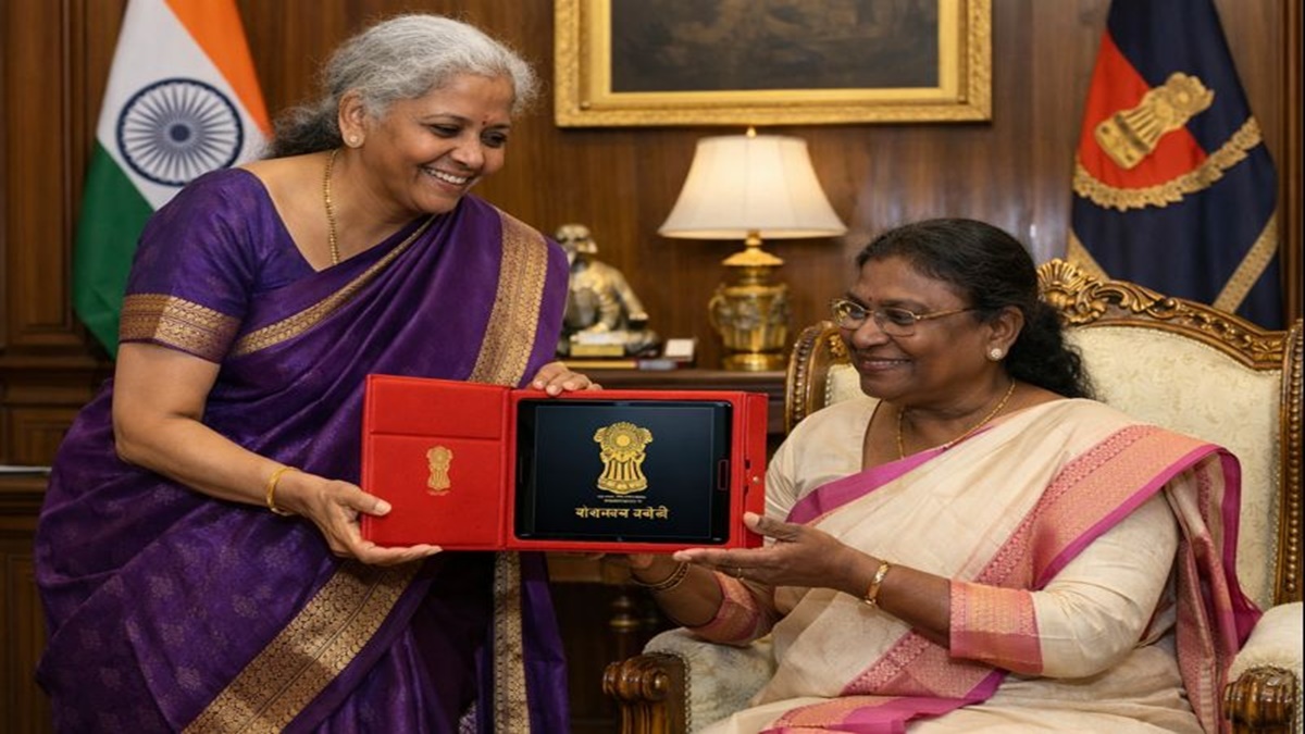 राष्ट्रपति द्रौपदी मुर्मु से मिलीं वित्त मंत्री निर्मला सीतारमण, और उन्हें लाल ‘डिजिटल बही-खाता’ दिखाया राष्ट्रपति द्रौपदी मुर्मु से मिलीं वित्त मंत्री निर्मला सीतारमण, और उन्हें लाल ‘डिजिटल बही-खाता’ दिखाया