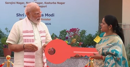 पीएम मोदी ने दिल्ली के सरोजिनी नगर में महिला लाभार्थियों को सौंपी जीपीआरए फ्लैट्स की चाबियां पीएम मोदी ने दिल्ली के सरोजिनी नगर में महिला लाभार्थियों को सौंपी जीपीआरए फ्लैट्स की चाबियां