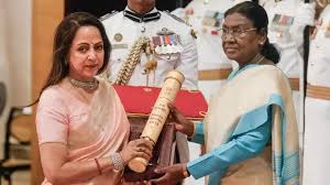 राष्ट्रपति द्रौपदी मुर्मू ने अभिनेता धर्मेंद्र को मरणोपरांत पद्म विभूषण से सम्मानित किया राष्ट्रपति द्रौपदी मुर्मू ने अभिनेता धर्मेंद्र को मरणोपरांत पद्म विभूषण से सम्मानित किया