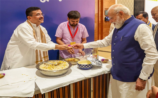 ‘ये वाला खिलाओ…’ एनडीए की बैठक से पहले सीएम सुवेंदु अधिकारी ने पीएम मोदी को खिलाई झालमुड़ी ‘ये वाला खिलाओ…’ एनडीए की बैठक से पहले सीएम सुवेंदु अधिकारी ने पीएम मोदी को खिलाई झालमुड़ी
