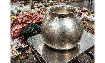 शाबाश नगर निगम- इंदौर कचरे के ढेर से ढूंढ निकाला गया लाखों रुपये का रजत कलश शाबाश नगर निगम- इंदौर कचरे के ढेर से ढूंढ निकाला गया लाखों रुपये का रजत कलश