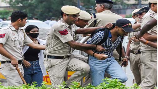 दिल्ली पुलिस ने कनॉट प्लेस में पत्थरबाजी का केस दर्ज किया, दो एसीपी समेत कई पुलिसकर्मी घायल दिल्ली पुलिस ने कनॉट प्लेस में पत्थरबाजी का केस दर्ज किया, दो एसीपी समेत कई पुलिसकर्मी घायल