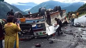 बस पलटने से सात लोगों की मौत, 11 घायल बस पलटने से सात लोगों की मौत, 11 घायल