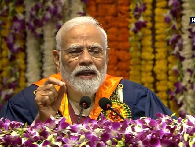 बिना सोचे-समझे स्वीकार की जाने वाली बातों पर सवाल उठाएं: प्रधानमंत्री ने छात्रों से कहा बिना सोचे-समझे स्वीकार की जाने वाली बातों पर सवाल उठाएं: प्रधानमंत्री ने छात्रों से कहा