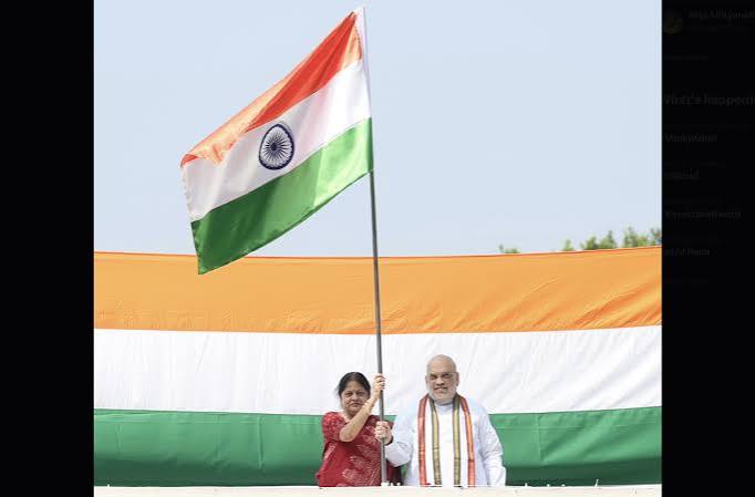 शाह ने अपने घर पर राष्ट्रीय ध्वज फहराया शाह ने अपने घर पर राष्ट्रीय ध्वज फहराया