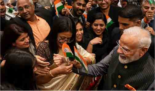 ताशकंद में पीएम मोदी का भव्य स्वागत, भारतीय समुदाय ने लगाए ‘मोदी-मोदी’ के नारे, महिलाओं ने बांधी राखी ताशकंद में पीएम मोदी का भव्य स्वागत, भारतीय समुदाय ने लगाए ‘मोदी-मोदी’ के नारे, महिलाओं ने बांधी राखी