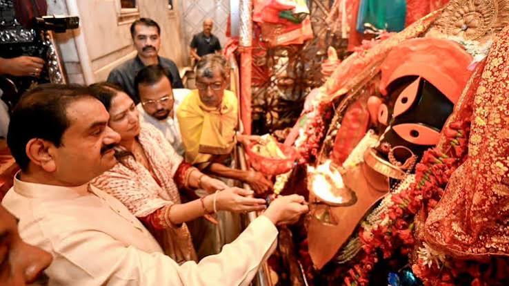 गौतम अदाणी ने कालीघाट मंदिर में पूजा-अर्चना की गौतम अदाणी ने कालीघाट मंदिर में पूजा-अर्चना की