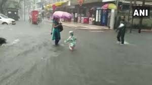मुंबई में बारिश के चलते स्कूलों की छुट्‌टी, बारिश और हाई टाइड का रेड अलर्ट