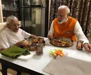 पीएम मोदी ने 69 वें जन्मदिन पर मां के साथ किया भोजन